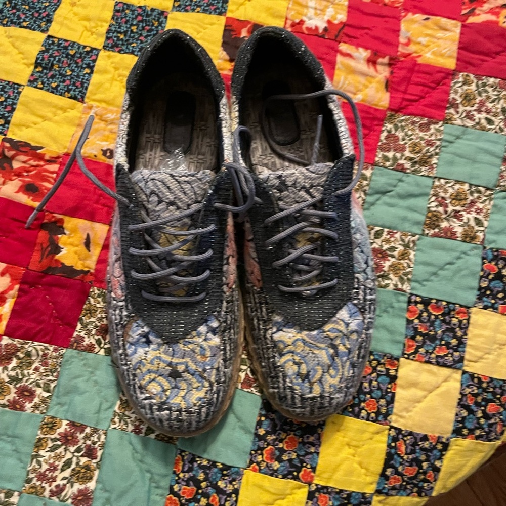 Born tennis shoe